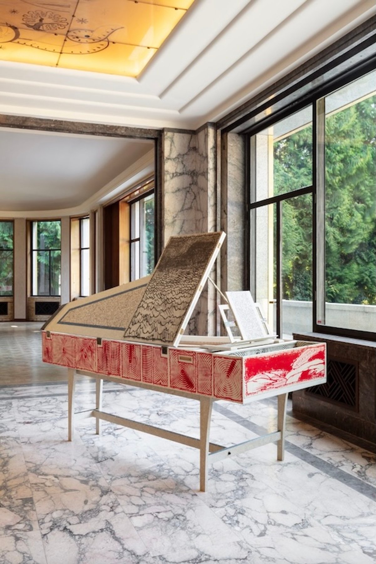 Pierre Alechinsky, Clavecin, 1986, clavecin, acrylique, collages, encre et estampages.
Photo Silvia Cappellari