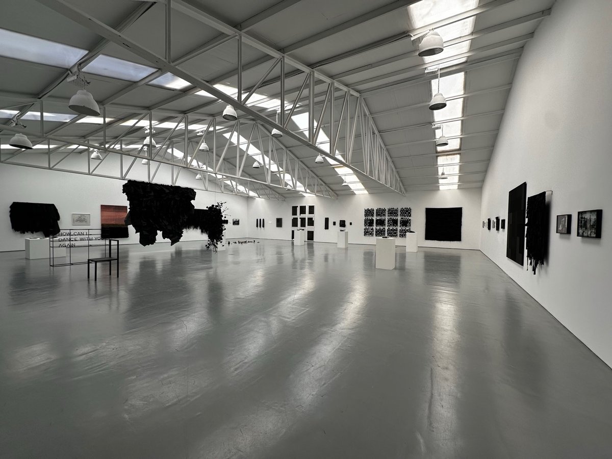 Vue de l’exposition « Joël Andrianomearisoa : I have no regrets for the past and this is not the end of the world » chez Sabrina Amrani, Madrid. Photo Philippe Régnier