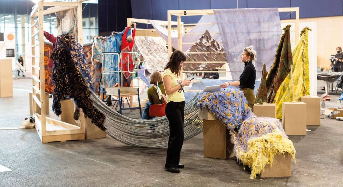 Vue de l’installation Le Fleuve, partenariat entre l’École nationale supérieure des arts décoratifs (Paris) et la Swedish School of Textile (Boras), lors d’EuroFabrique, Grand Palais Éphémère, Paris, février 2022. Courtesy de l’ENSAD et de la SST. Photo D.R.
