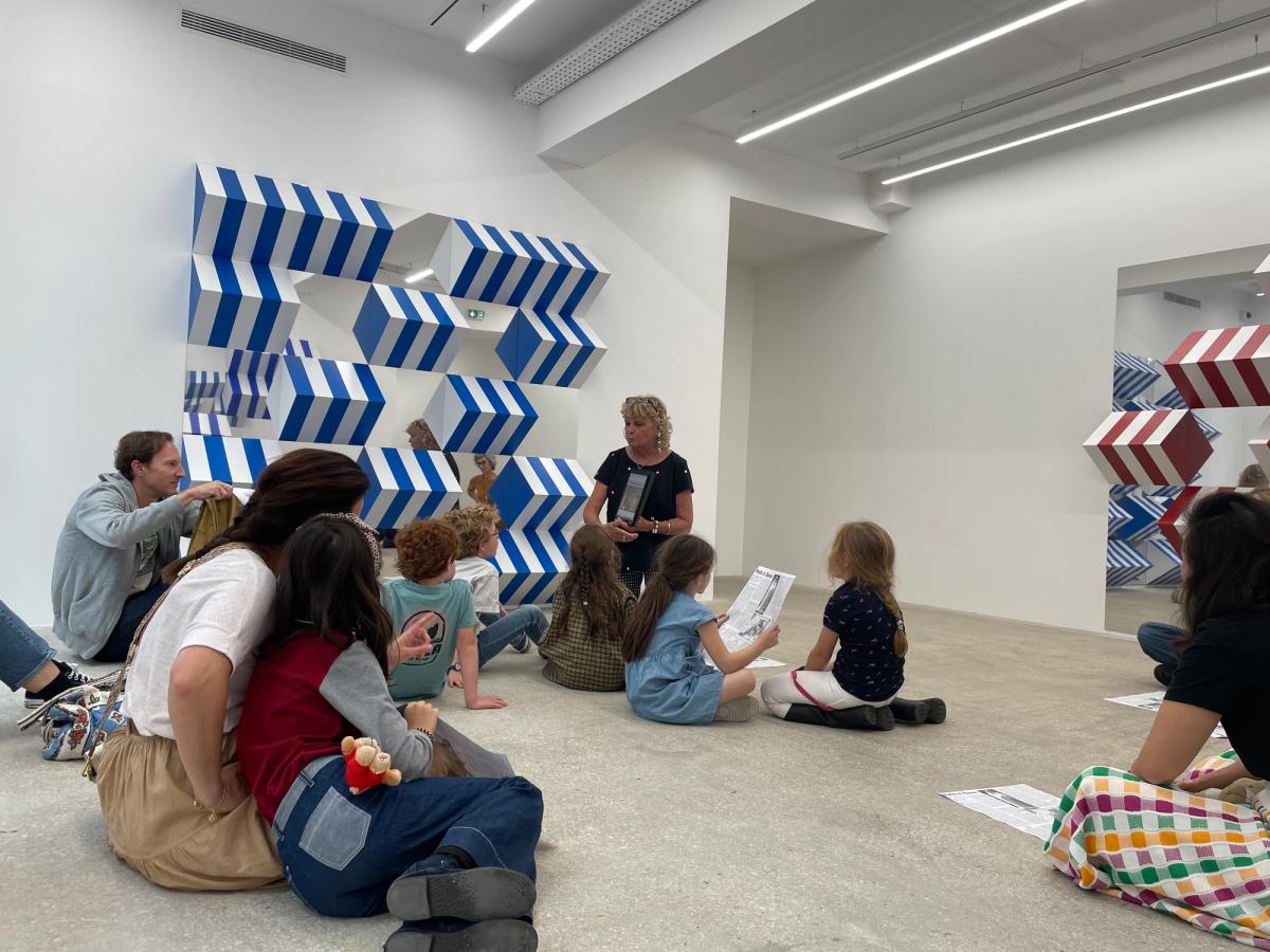 « Samedi en famille » autour de l’exposition « Plis contre plan, hauts-reliefs », travaux situés de Daniel Buren. Photo. Archives Mennour. Courtesy de l'artiste et Mennour, Paris