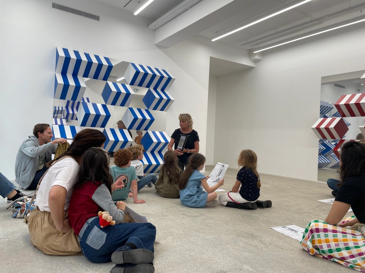 « Samedi en famille » autour de l’exposition « Plis contre plan, hauts-reliefs », travaux situés de Daniel Buren. Photo. Archives Mennour. Courtesy de l'artiste et Mennour, Paris