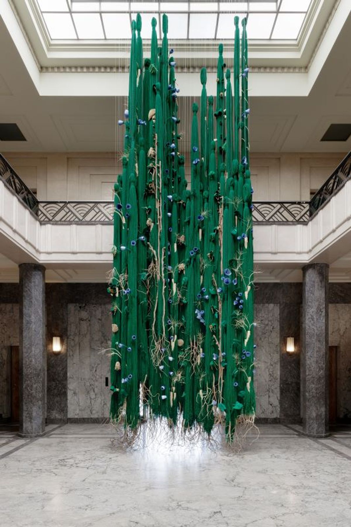 Ghizlane Sahli, La Plume, le papier et le parfum, 2025, 49 lianes de laines composées de déchets plastiques brodés de fils de soie et de fils d’or, fragrance développée en collaboration avec la Maison Guerlain. © Silvia Cappellari