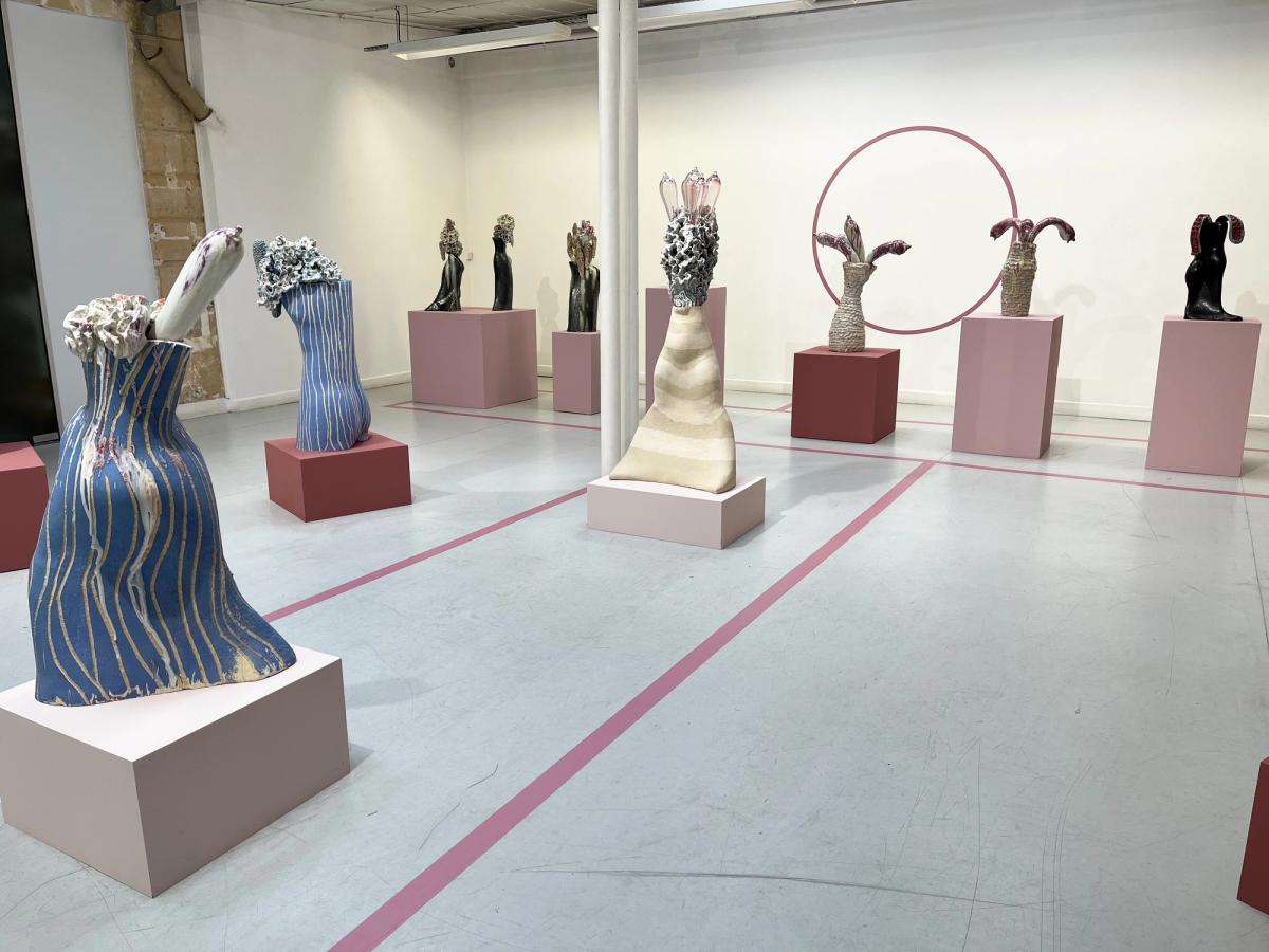 Vue de l’exposition « Elsa Sahal : Les vases sont debout, les potiches ont attrapé des jambes » à la Galerie Papillon. Courtesy de la Galerie Papillon