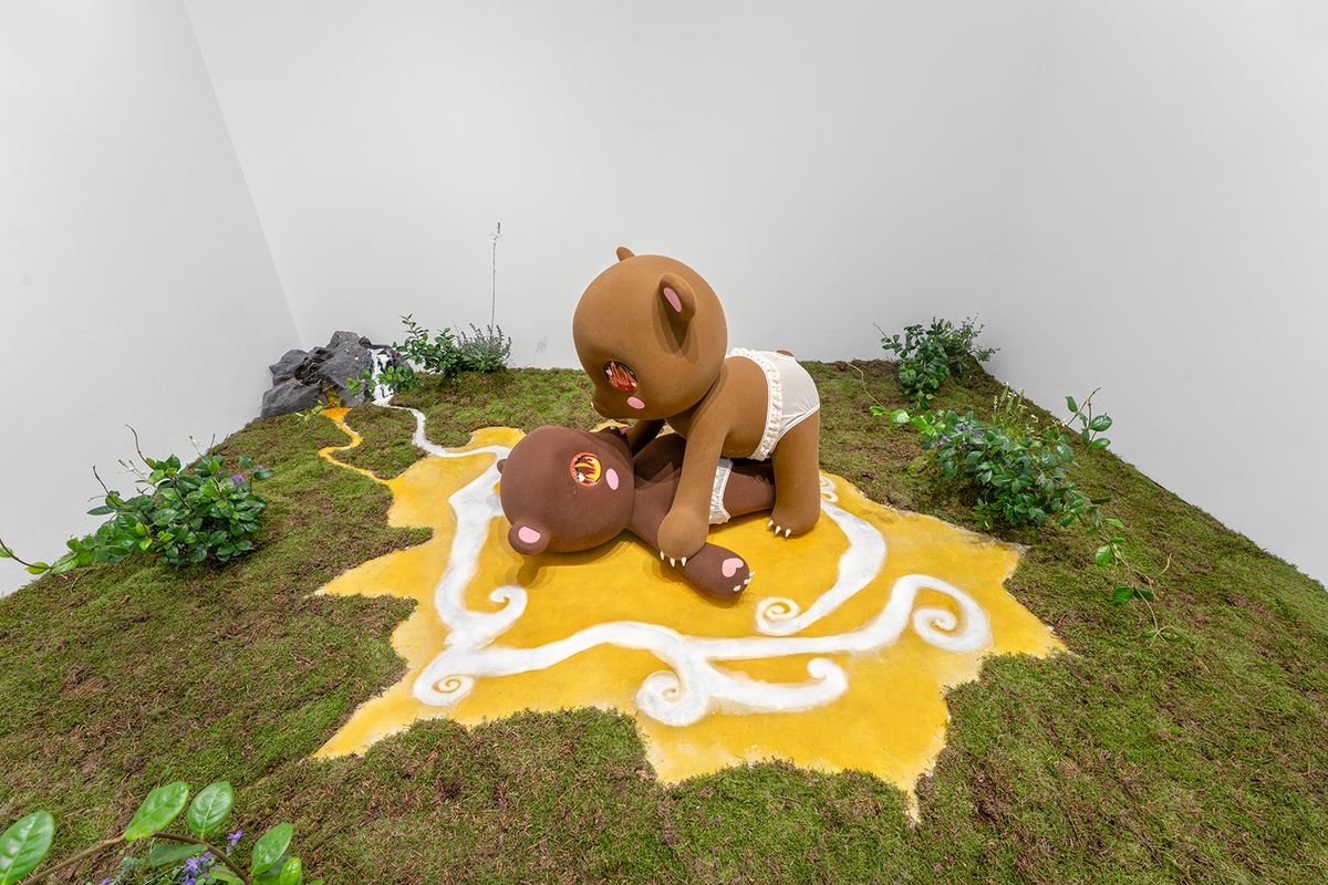 Vue de l’exposition « Precious Okoyomon : It’s important to have ur fangs out at the end of the world » chez Mendes Wood DM, Paris. Courtesy de l’artiste et Mendes Wood DM. Photo : Nicolas Brasseur