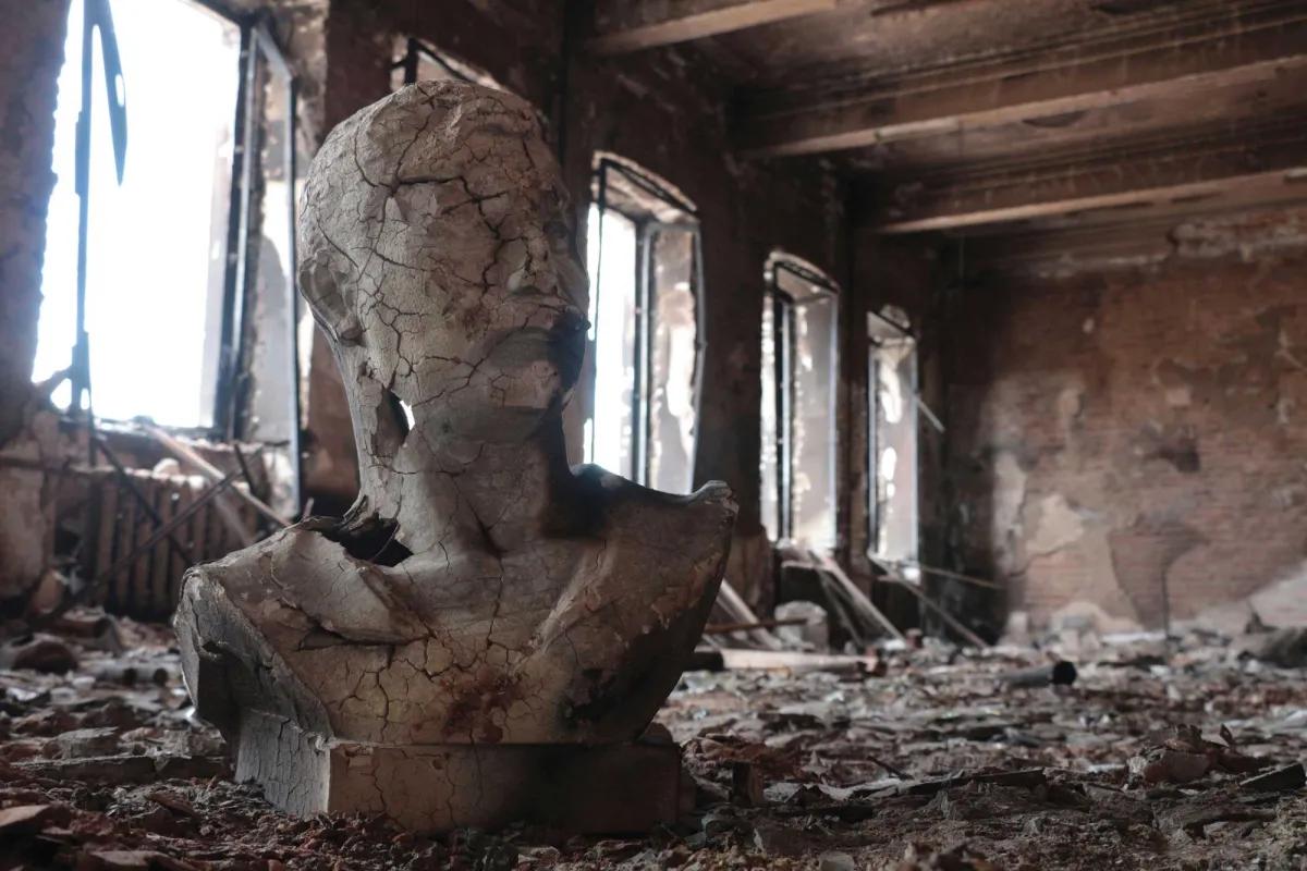 Le musée des traditions locales de Marioupol a été détruit par les bombardements russes lors du siège de la ville en 2022. © Associated Press/Alamy Stock Photo