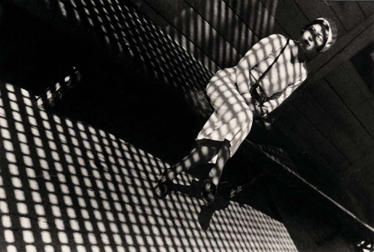 Alexandre Rodtchenko, Jeune Fille au Leica, 1934, tirage argentique, département des estampes et de la photographie, Bibliothèque nationale de France, Paris. © BnF, département des estampes et de la photographie