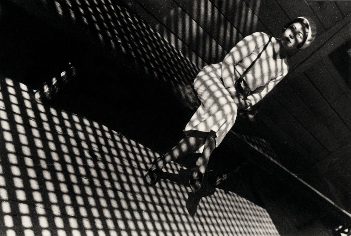 Alexandre Rodtchenko, Jeune Fille au Leica, 1934, tirage argentique, département des estampes et de la photographie, Bibliothèque nationale de France, Paris. © BnF, département des estampes et de la photographie