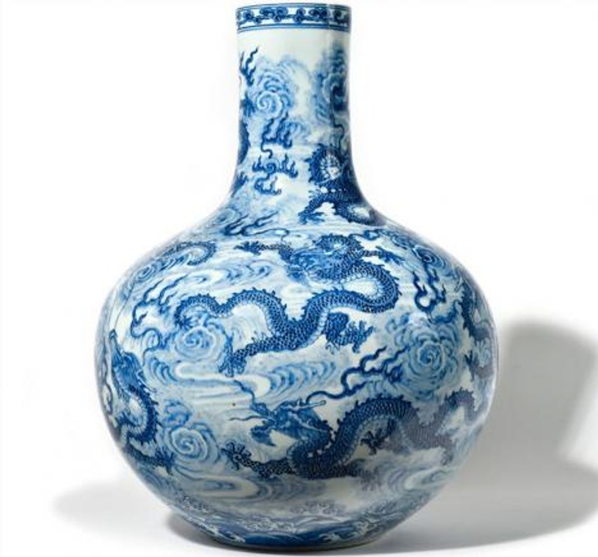 Grand vase Tianqiuping, Chine, porcelaine, 54 x 40 cm.© Osenat