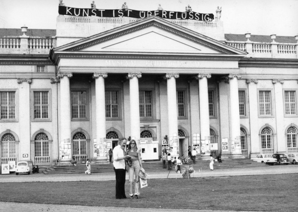 Annick et Anton Herbert à la Documenta 5, en 1972 (en arrière plan, Ben Vautier, Kunst ist überflüssig). Photo Herbert Foundation