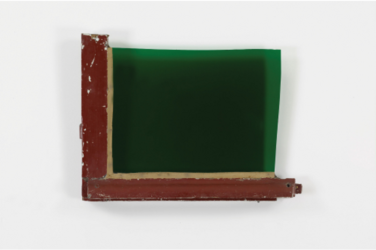 Pierre Buraglio, Fenêtre, 1981, bois peint et verre soufflé vert. Courtesy de la galerie Jean Fournier. Photo Alberto Ricci