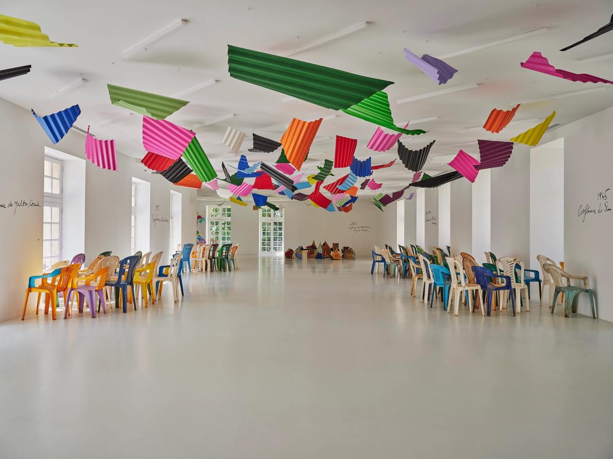 Vue de l’exposition de Pascale Marthine Tayou « Petits riens » à la Collection Lambert à Avignon. ADAGP Paris 2023. Photo : David Giancatarina