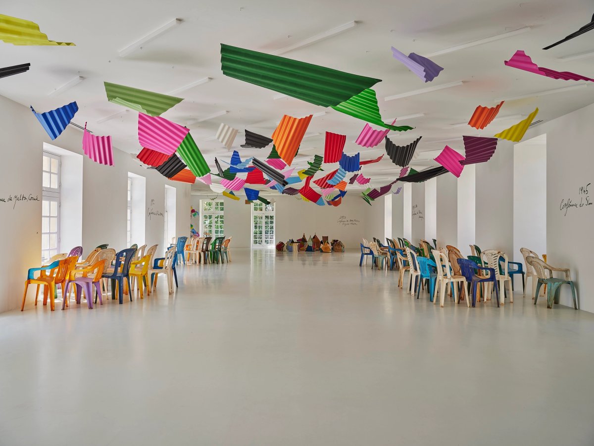 Vue de l’exposition de Pascale Marthine Tayou « Petits riens » à la Collection Lambert à Avignon. ADAGP Paris 2023. Photo : David Giancatarina