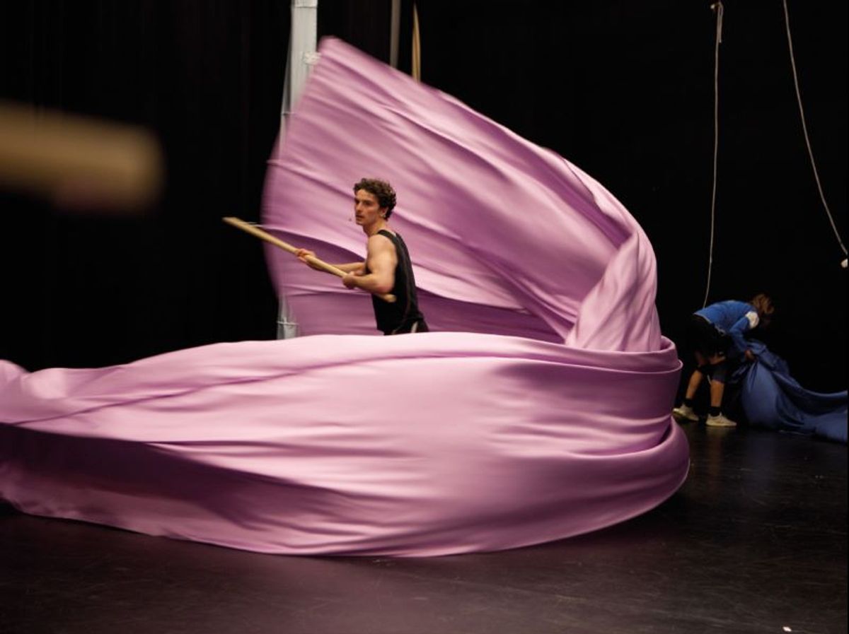 Extrait de la pièce INHALE DELIRIUM EXHALE de Miet Warlop, 2024. Photo Reinout Hiel