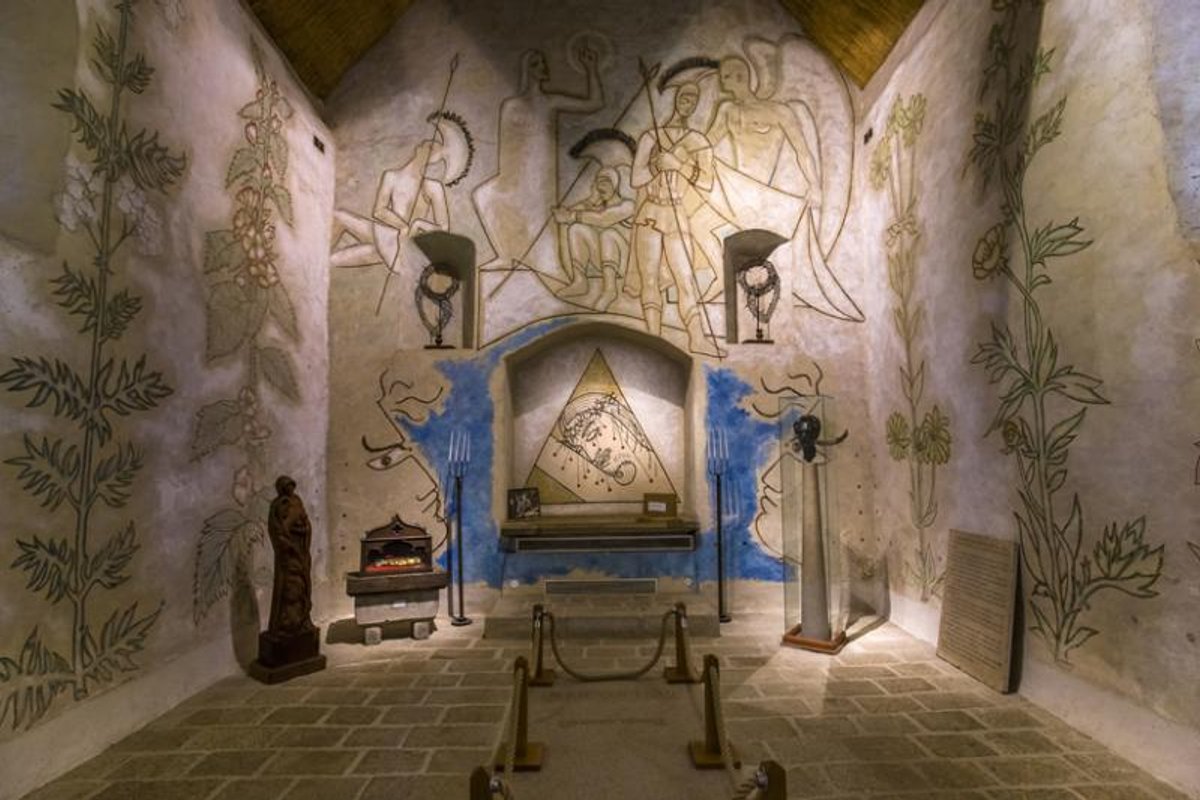 Fresques et vitraux de Jean Cocteau dans la chapelle Saint-Blaise des Simples, à Milly-la-Forêt. D.R.