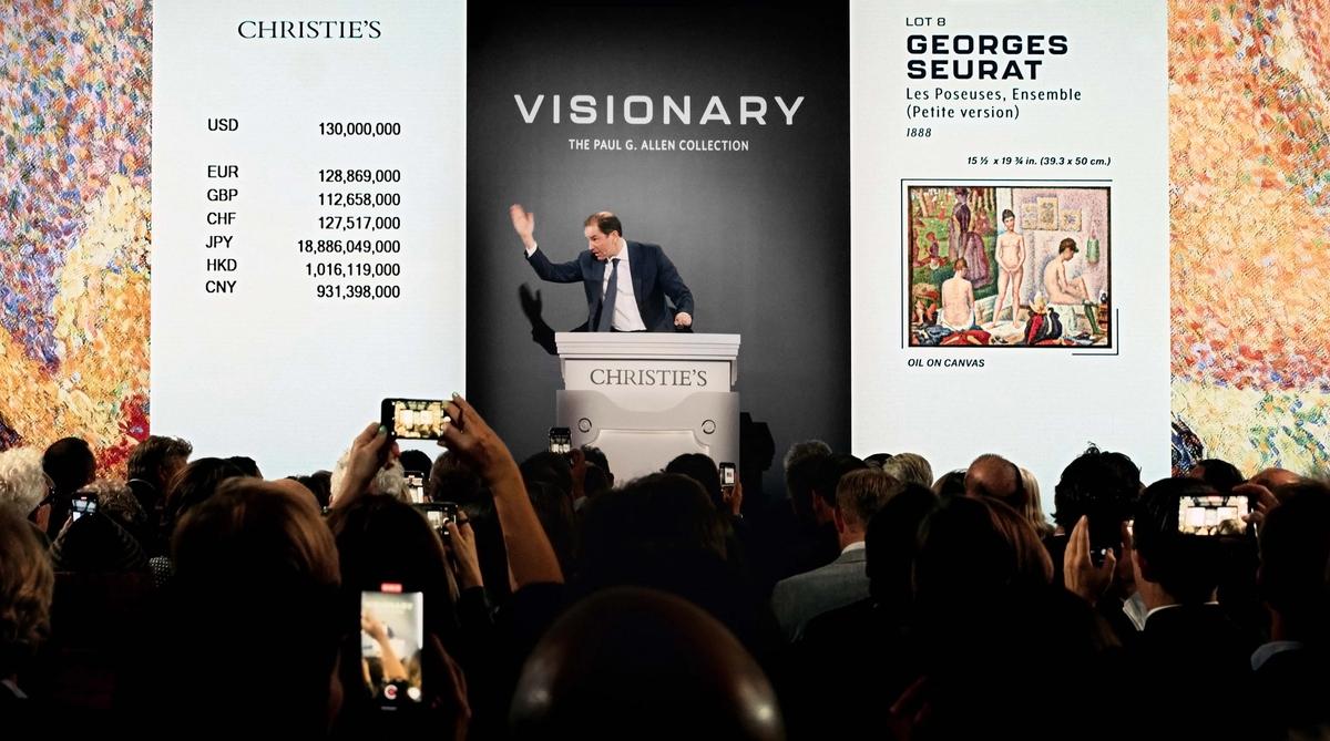 Le commissaire-priseur Adrien Meyer adjugeant le tableau de Georges Seurat pour 149,2 millions de dollars, issu de la collection  Paul G. Allen le 9 novembre 2022 chez Christie’s New York. Courtesy Christie's