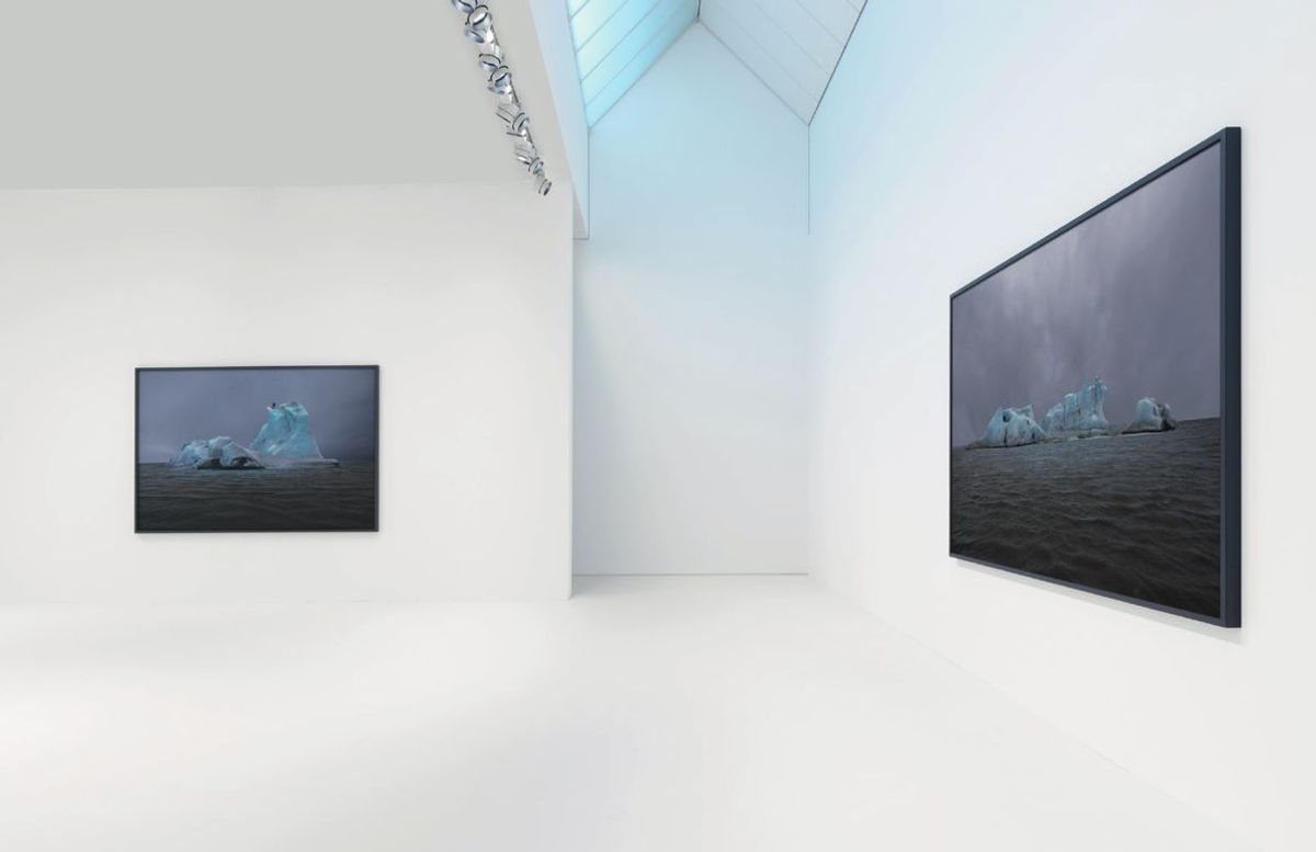 Vue de l’exposition, « Julian Charrière. Midnight Zone » avec la série The Blue Fossil Entropic Stories (2013, photographies), Bâle, Musée Tinguely, 2025. © Julian Charrière. Courtesy du Musée Tinguely. Photo Jens Ziehe