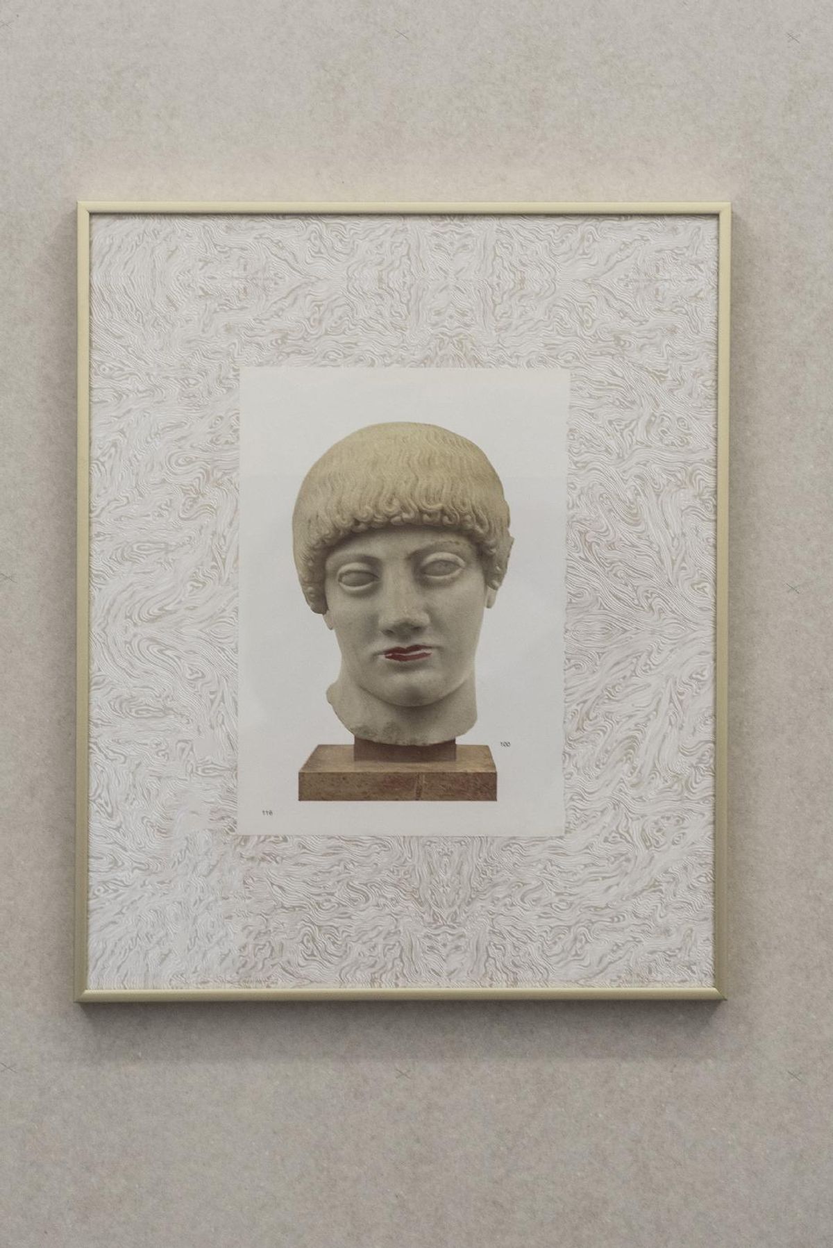 Clara Sánchez Sala, Labios de piedra, vestidos de carne, 2021, impression sur papier et rouge à lèvres. Courtesy de l’artiste et galerie Sator