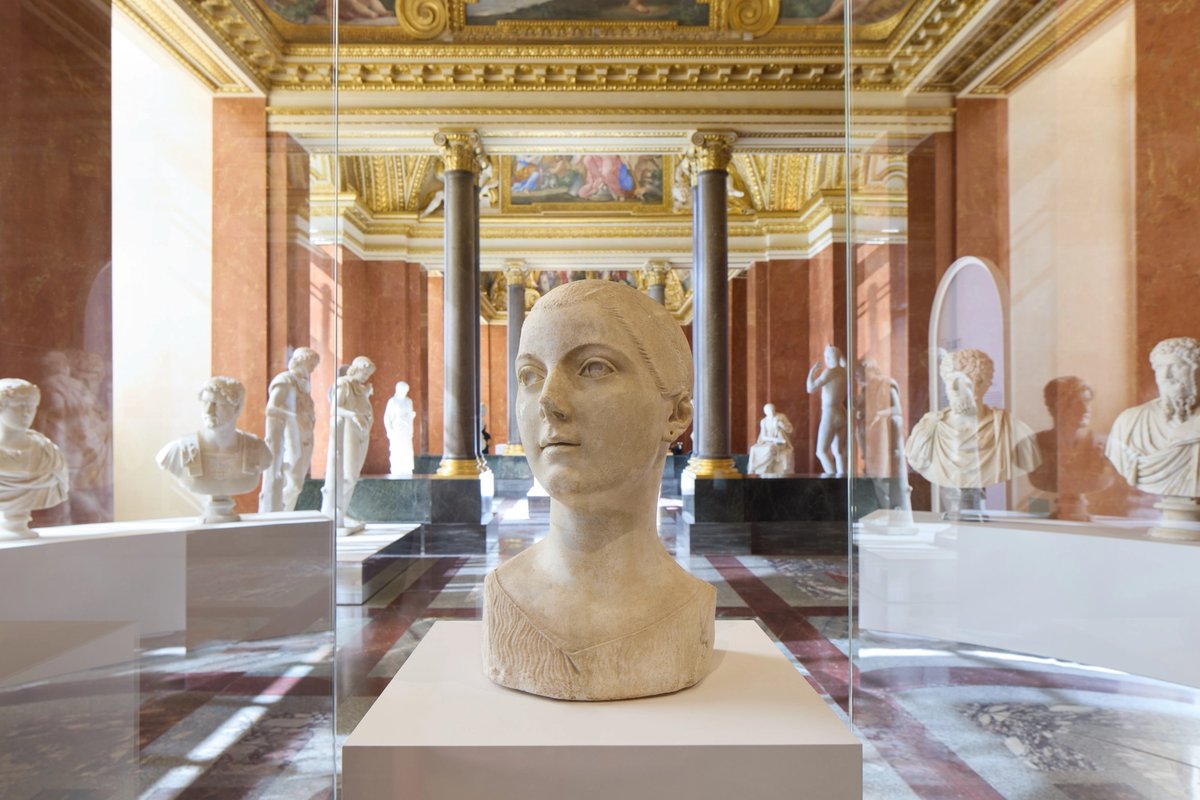 Vue de l’exposition « Chefs-d’œuvre de la Collection Torlonia » au musée du Louvre. Portrait de jeune femme, dit La Fanciulla di Vulci (milieu du Ier siècle av. J.-C.). Collection Torlonia. © Fondazione Torlonia. Photo : Agostino Osio