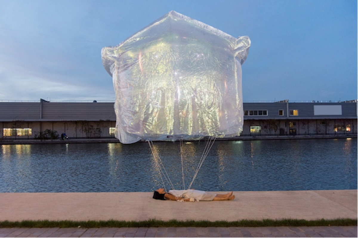 Vue de la performance Ma maison en l’air de Jisoo Yoo - Exposition “ARTAGON.IV - Heading East!“, Magasins Généraux, Pantin, 2018.
© Jisoo Yoo, ADAGP, Paris, 2024 - © Artagon. Photo Marie Genin