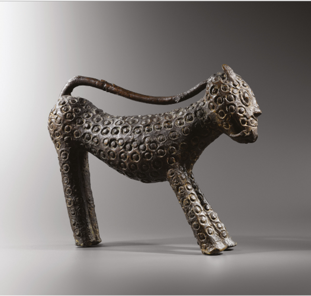 Statuette zoomorphe, peuple Edo, royaume du Bénin, fin XIXe siècle, bronze. Galerie Didier Claes, Bruxelles.