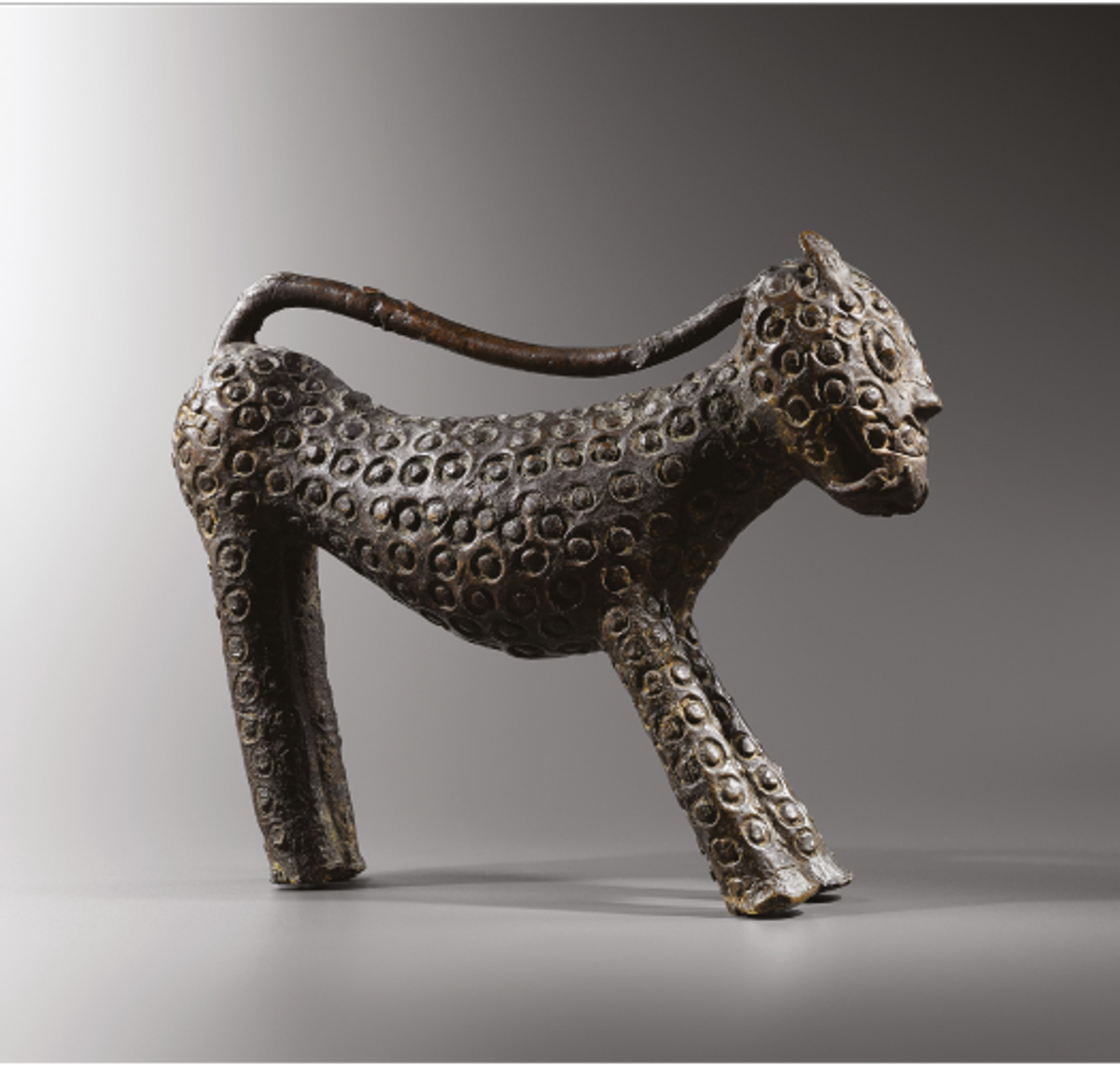 Statuette zoomorphe, peuple Edo, royaume du Bénin, fin XIXe siècle, bronze. Galerie Didier Claes, Bruxelles.