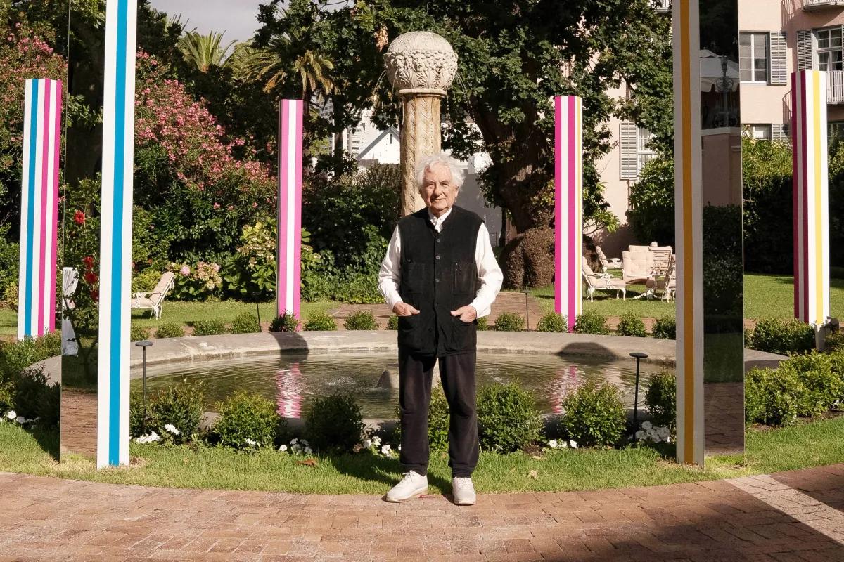 Daniel Buren devant son œuvre in situ dans les jardins de l'hôtel Mount Nelson au Cap, en Afrique du Sud. © DB-ADAGP