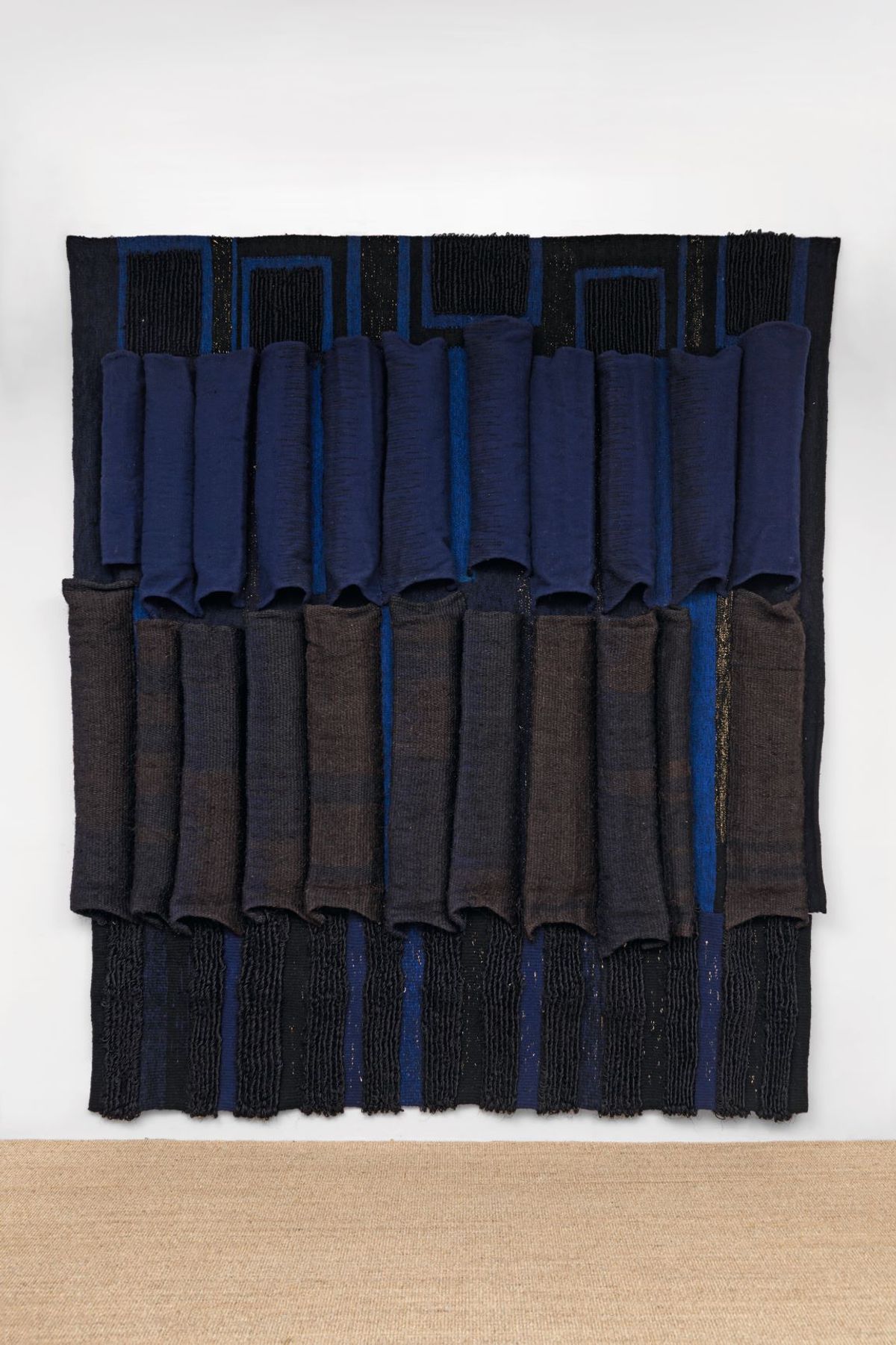 Jagoda Buić, Partage de la Nuit, 1976, laine, sisal, mousse et fil métallique, Centre Pompidou, Musée national d’art moderne, don des amis du Centre Pompidou, Cercle international global, 2021. © Jagoda Buić. Courtesy of Richard Saltoun Gallery, Londres