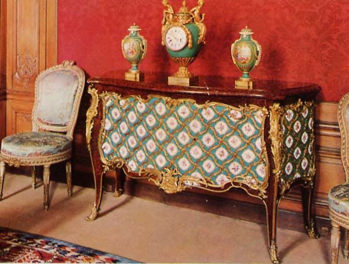 Bernard II Van Riesen Burgh, Commode en porcelaine de Sèvres, vers 1760. © Pinterest