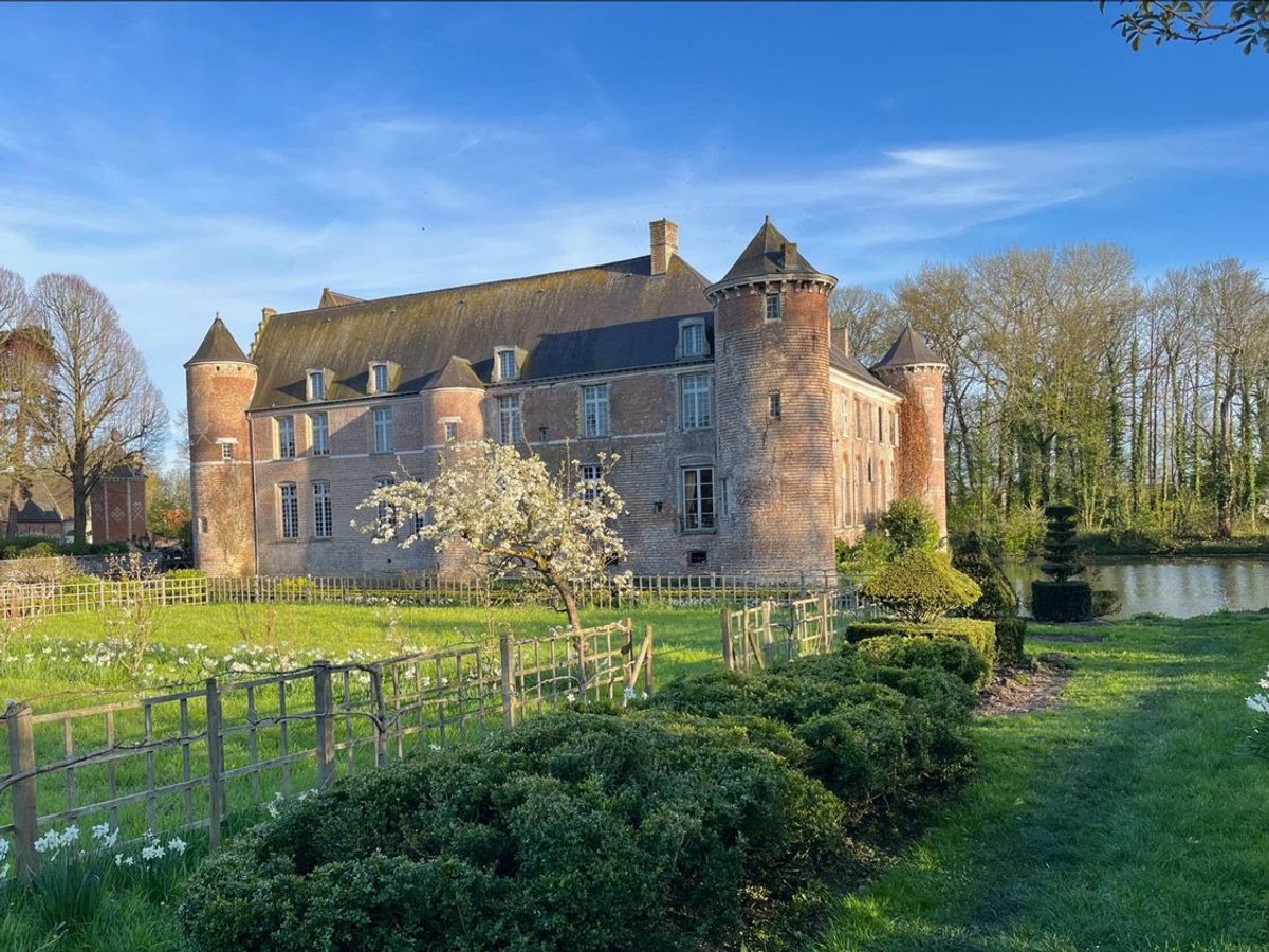 Le château d’Esquelbecq participe à Rendez-vous aux jardins avec une exposition de seize artistes contemporains. Photo : D.R.