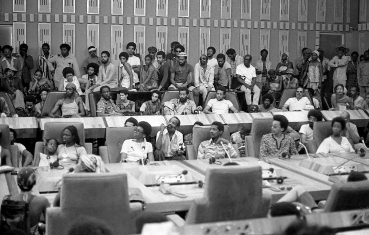 Membres du Black Arts Movement (BAM) réunis à l’aéroport international de Lagos avant le Festac '77. © Calvin Reid. Courtesy de Chimurenga