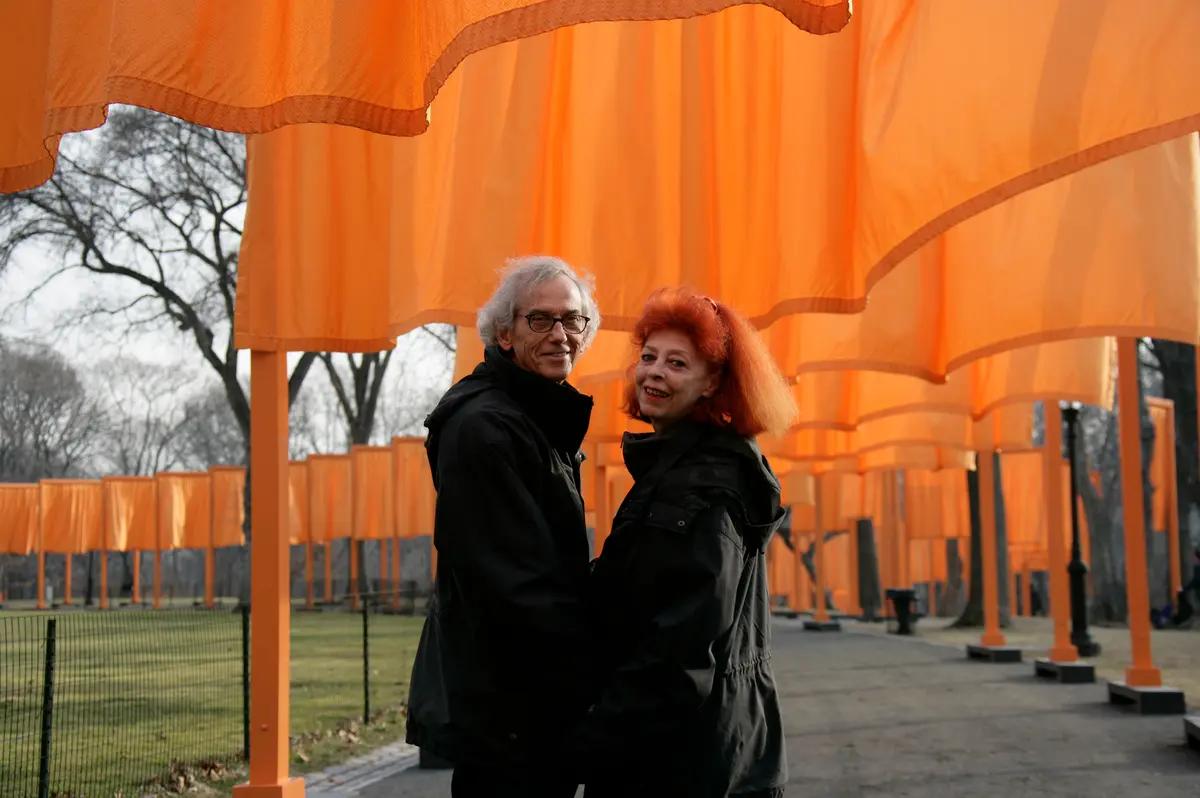 Christo et Jeanne-Claude devant The Gates (1979-2005) à Central Park, New York. Photo : Wolfgang Volz. © Christo