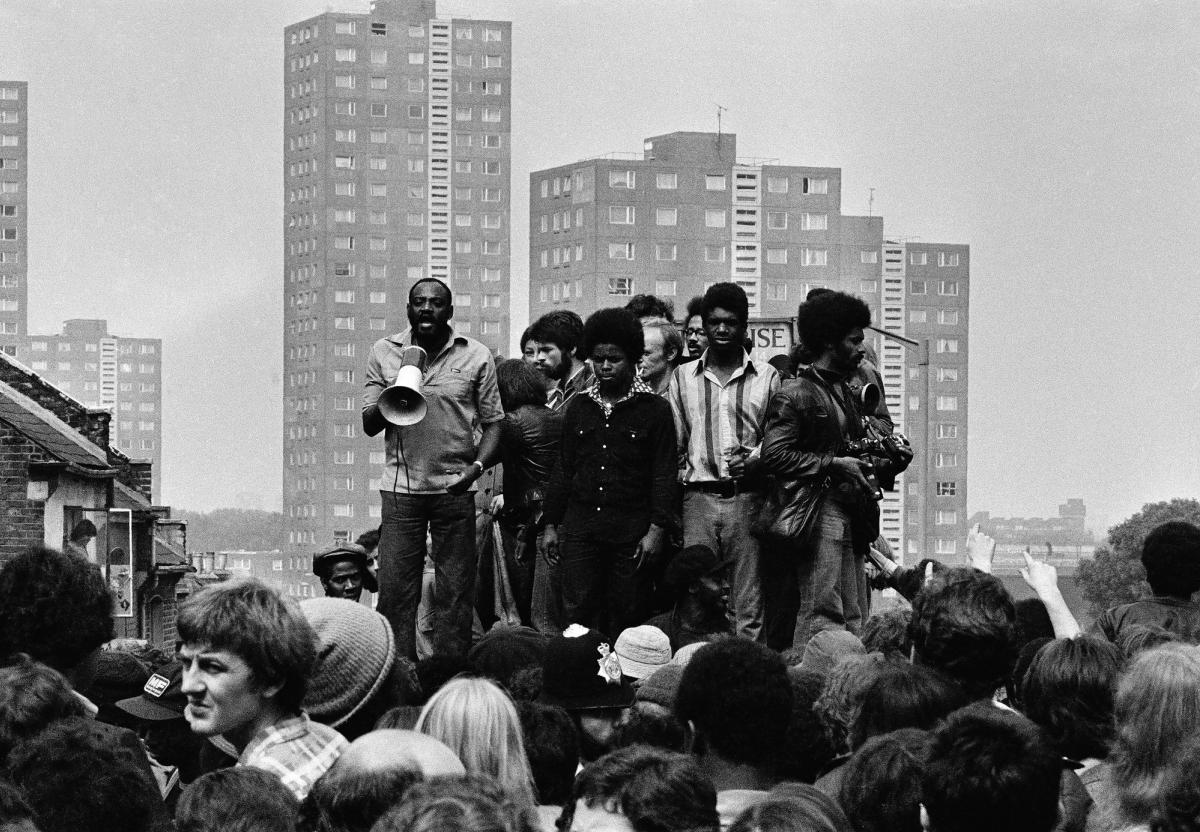 Syd Shelton, Darcus Howe addressing the anti-racist demonstrators, Lewisham, 13 August 1977, photographie argentique noir et blanc.

© Syd Shelton. Courtesy de la Tate Britain