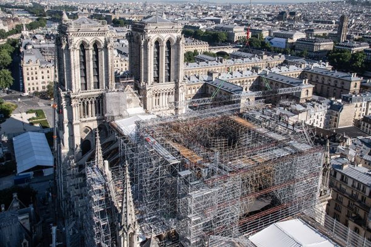 Vue de l’échafaudage sinistré, sur le chantier de Notre-Dame, avant le début de son démontage en juin 2020 jusqu’à sa dépose le 24 novembre. © Pascal Tournaire / Jarnias