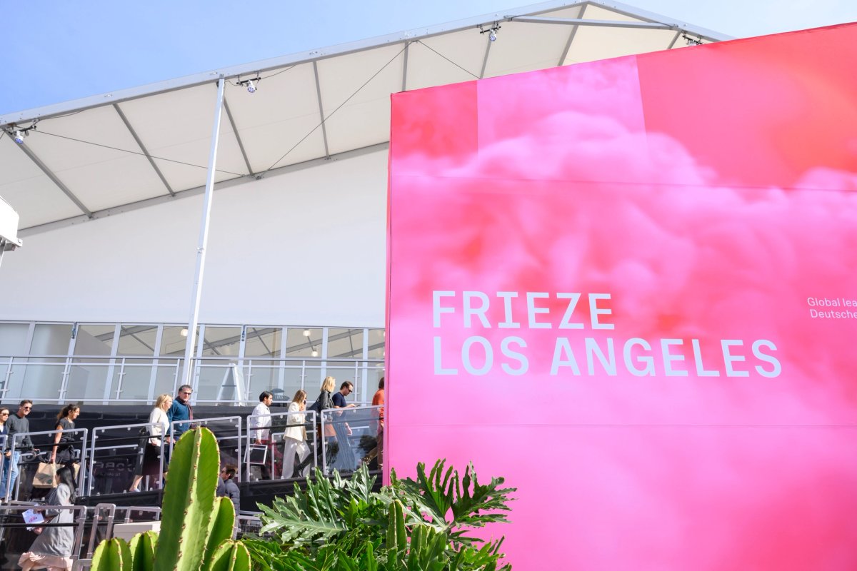 Frieze Los Angeles 2023. VIP Preview de la Foire Frieze Los Angeles sur l'aéroport de Santa Monica le jeudi 16 février 2023. Photo : Casey Kelbaugh.