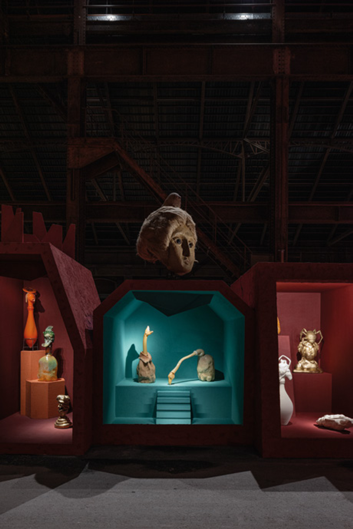 Vue de l’exposition « Wael Shawky. Je suis les hymnes des nouveaux temples », avec l’installation I Am Hymns of the New Temples : Glass Amphoras (verre de Murano et tissu), La Grande Halle, LUMA Arles, 2025. © Photo Victor&Simon – Victor Picon