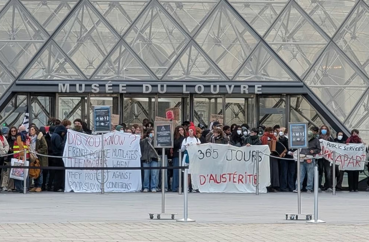 Des étudiants de l'École du Louvre ont bloqué l'accès au musée le 19 octobre pour exprimer leur « soutien » au mouvement des lycéens et dénoncer « la répression policière ». D.R.
