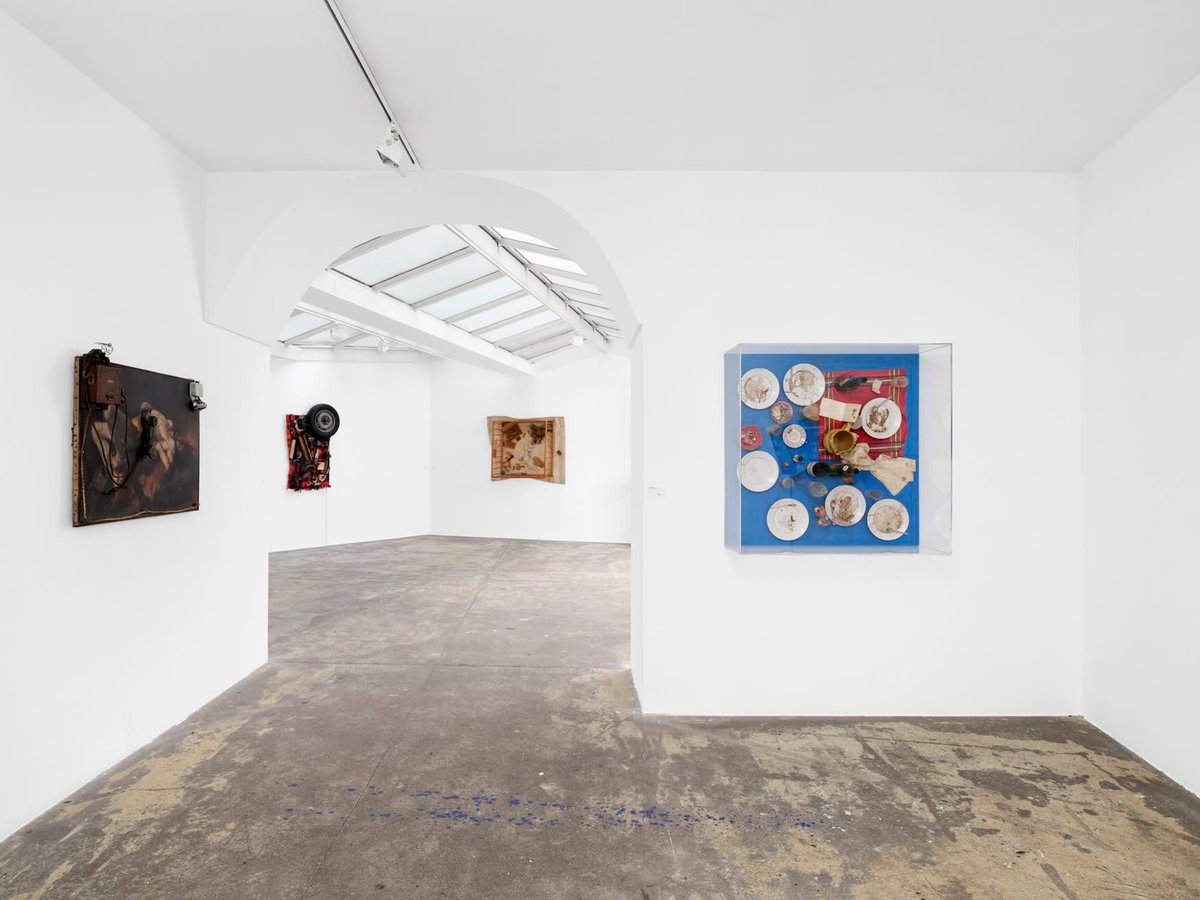 Vue de l’exposition « Daniel Spoerri : Les Choses de la vie » à la Galerie Georges-Philippe et Nathalie Vallois. Courtesy Galerie Georges-Philippe et Nathalie Vallois. Photo Aurélien Mole