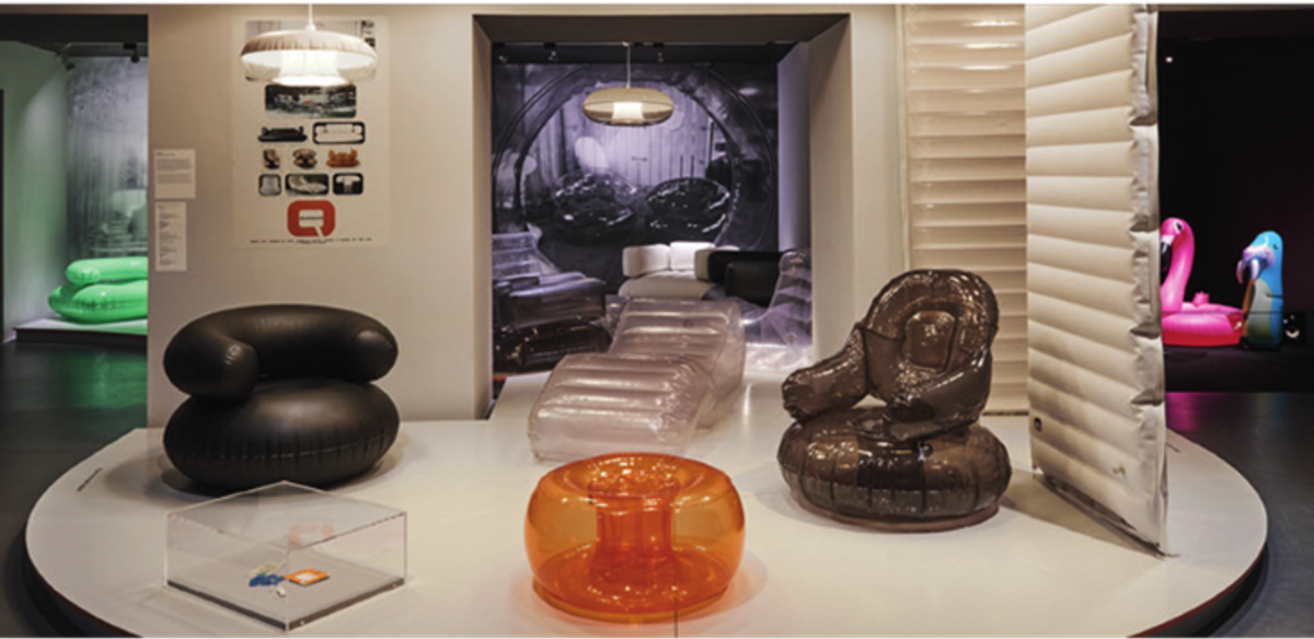 Avec la ligne Aerospace, le designer Quasar Khanh conçoit un intérieur entier : du fauteuil au luminaire, du plafond à la cloison mobile. Vue de l’exposition « Aerodream ». © Cité de l’architecture & du patrimoine – Denys Vinson, 2021