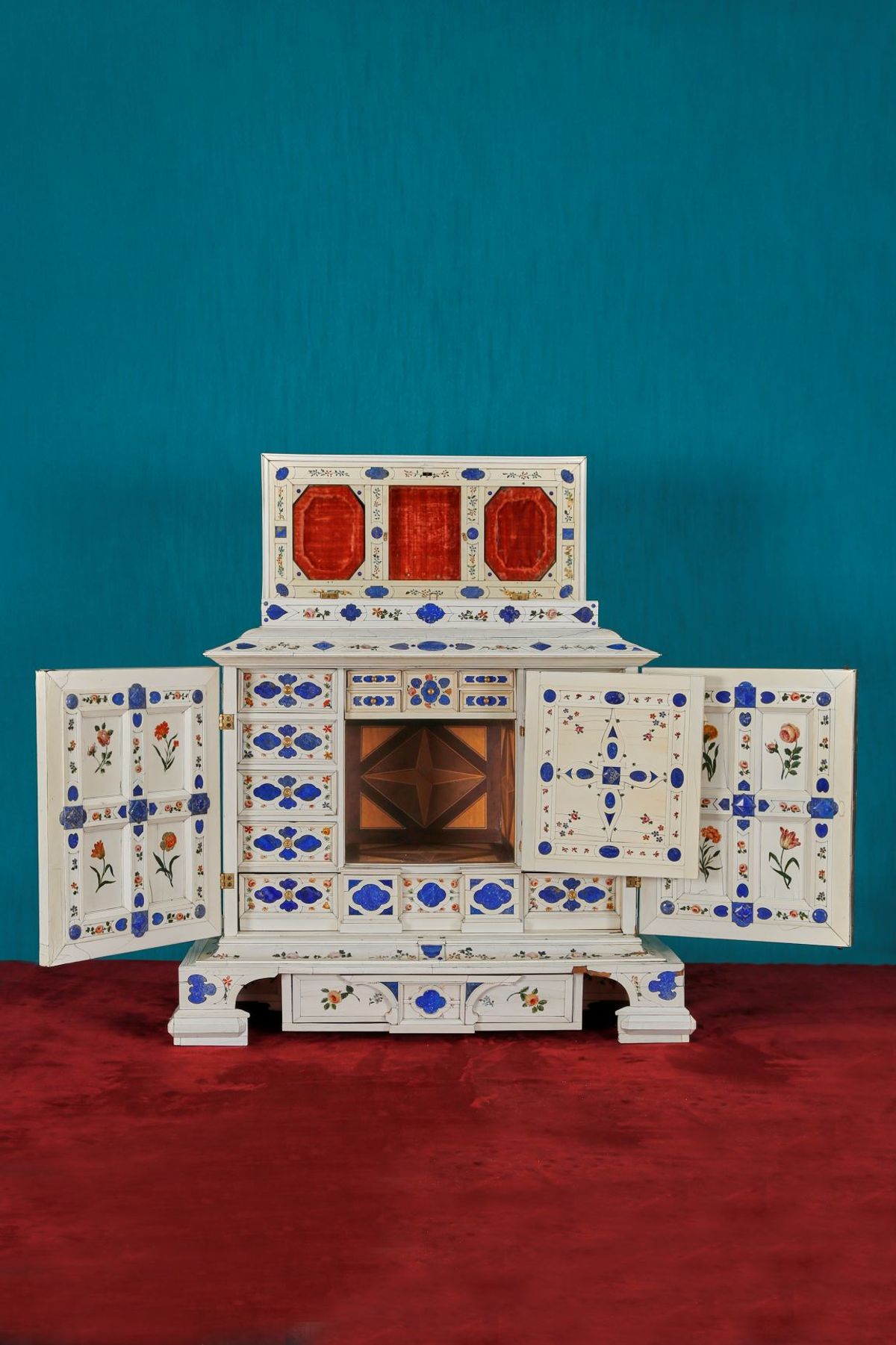 Cabinet d’Augsbourg, travail allemand, vers 1650. Courtesy FauveParis