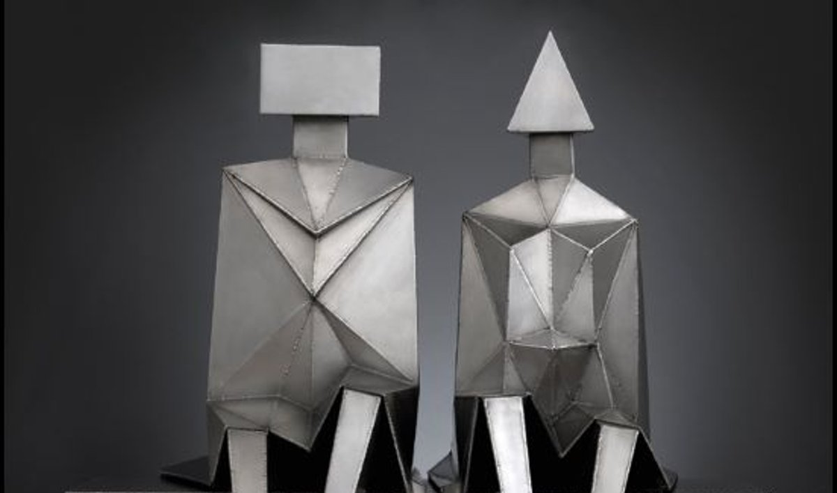 Lynn Chadwick, Sitting Couple, 1990, acier inoxydable.
© Osborne Samuel Galler