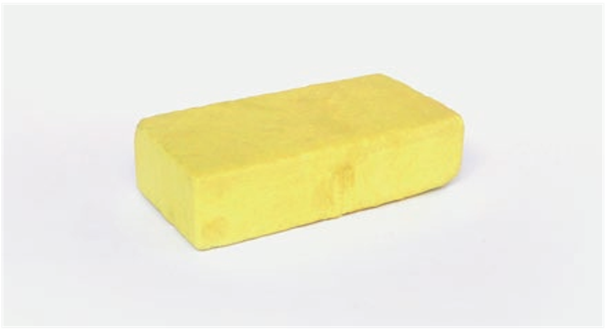 Jean-Michel Othoniel, La Brique de soufre, 1990, brique en terre cuite recouverte de soufre, collection de l’artiste. Courtesy de l’artiste. © Photo Othoniel Studio