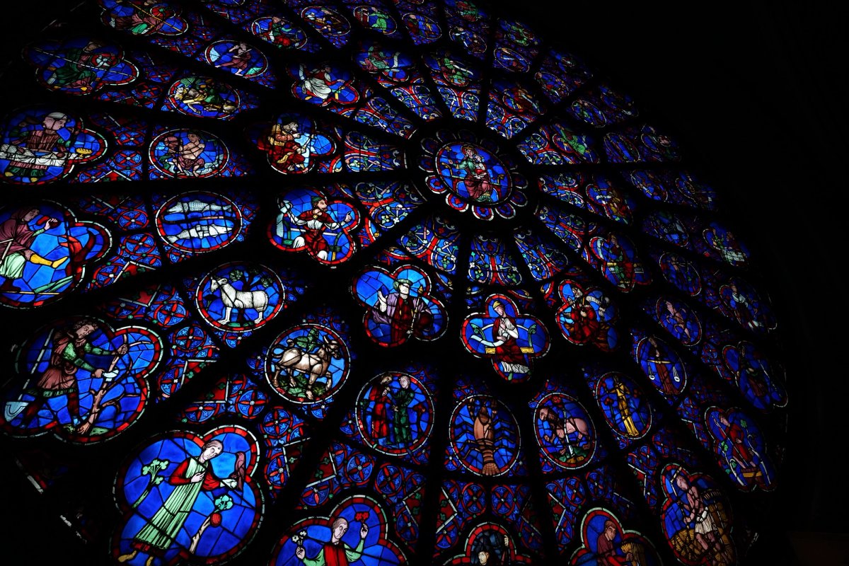 Vue de la rose occidentale depuis l’intérieur de la cathédrale Notre-Dame de Paris. Romaric Toussaint © Rebâtir Notre-Dame de Paris