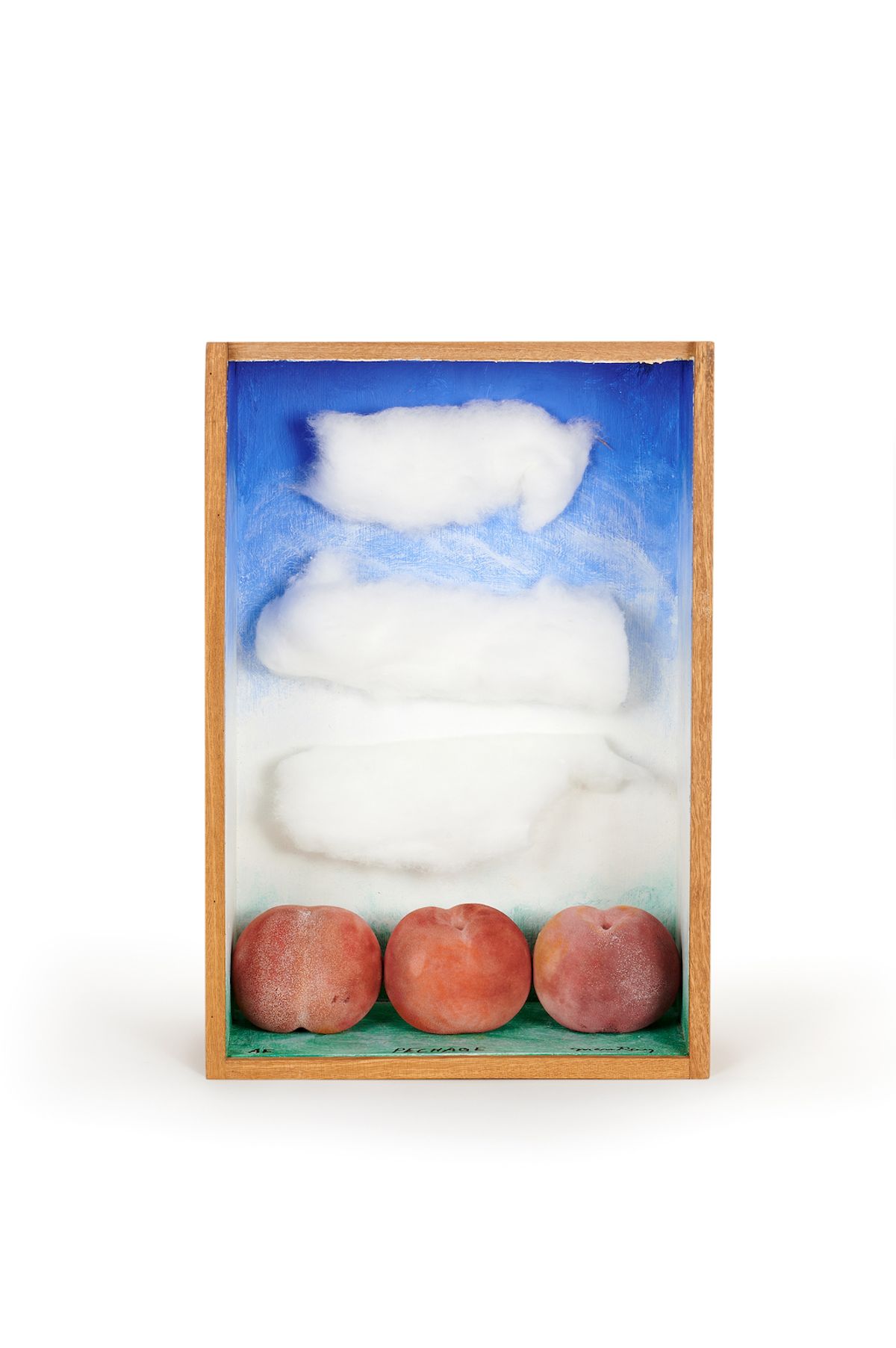 Man Ray, Pêchage, 1969, boîte en bois peint, trois pêches artificielles, coton, est. 20 000-30 000 euros. © Joron-Derem