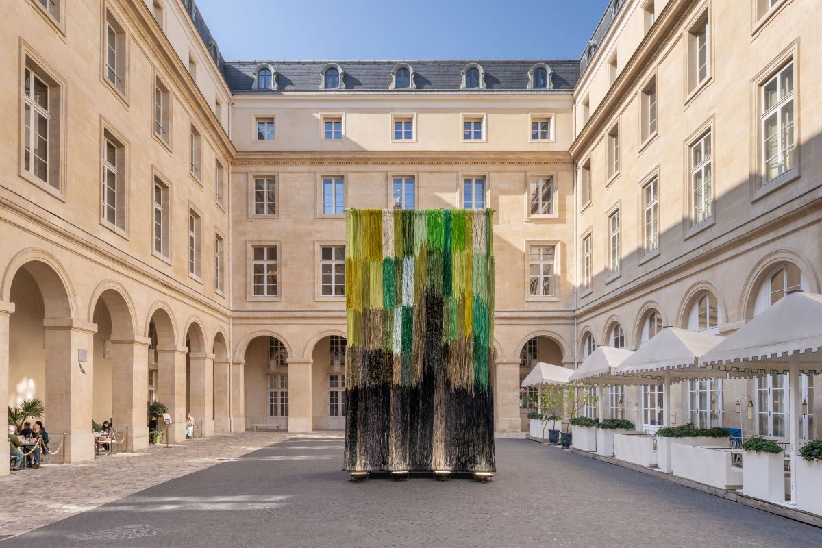 Vue de l'installation de Joël Andrianomearisoa, LES HERBES FOLLES DU VIEUX LOGIS, 2020 - 2025, Hôtel de la Marine, Paris, 2025 / © Joël Andrianomearisoa - Courtesy of the Artist and Almine Rech. Photo: Nicolas Brasseur