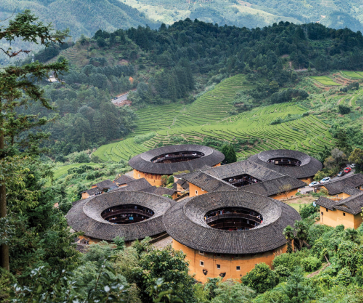Ensemble de tulou situé dans le village de Tianluokeng et surnommé « les quatre plats et la soupe », district de Nankin, Chine. © Wang Ziling