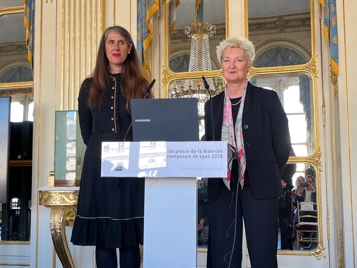 Catherine Nichols, commissaire invitée, et Isabelle Bertolotti, directrice artistique de la Biennale de Lyon, lors de la présentation du projet artistique de la 18e édition au ministère de la Culture, le 24 avril 2026. Photo : Stéphane Renault