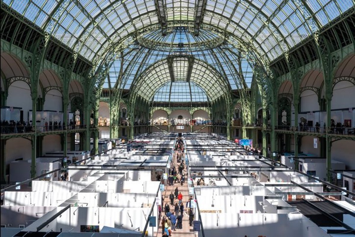 La Foire Art Paris sous la verrière du Grand Palais en 2025.
Courtesy d’Art Paris. Photo Marc Domage