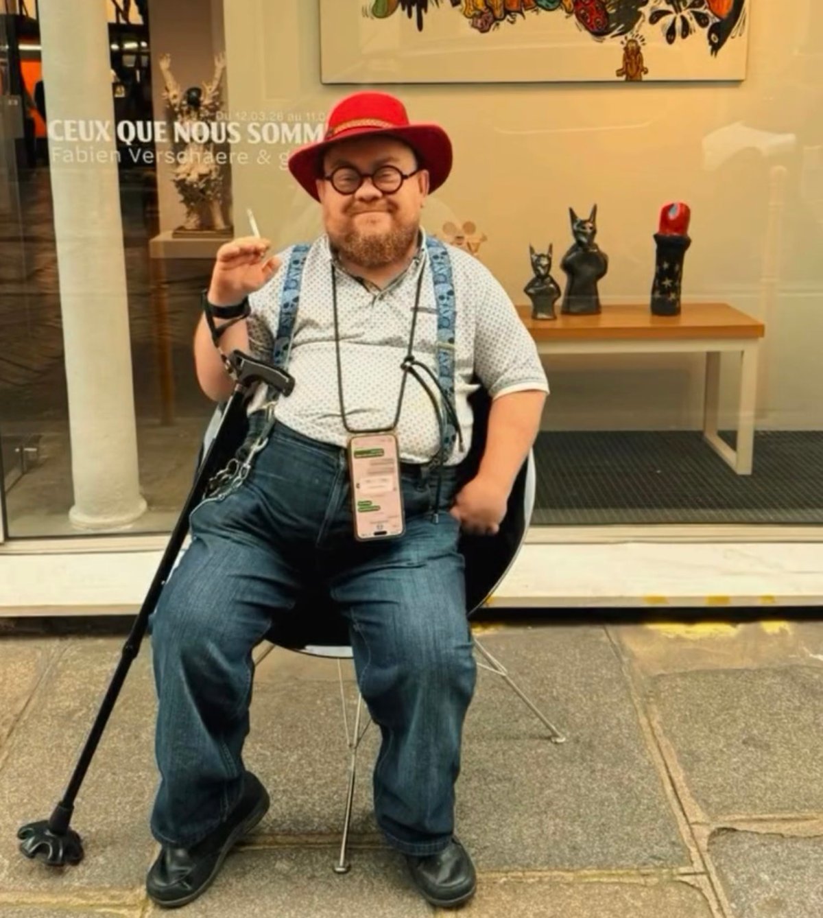 Fabien Verschaere devant l'exposition « Fabien Verschaere & Guests. Ceux que nous sommes » à la galerie Laurent Rigail, à Paris. D.R.