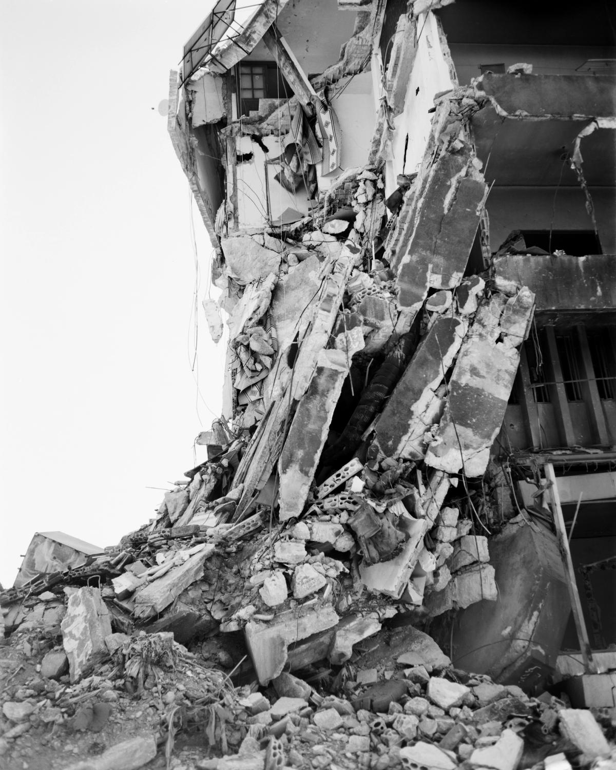 Randa Mirza, Édifice détruit par les bombardement israéliens au Sud Liban en 2024.

© Randa Mirza