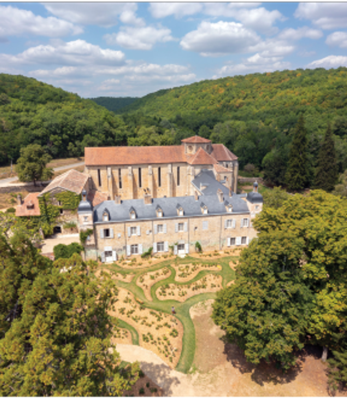 Vue aérienne de l’abbaye Notre-Dame de Beaulieu-en-Rouergue, côté sud. Photo CMN